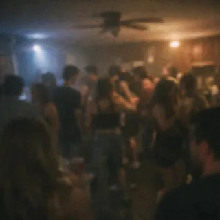 昏暗模糊、人脸很小的派对照片