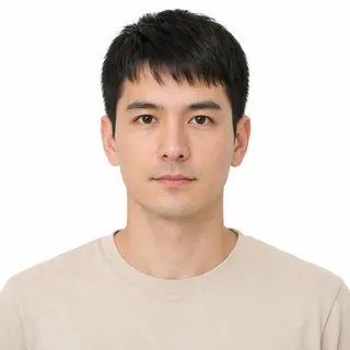 白色背景前,一位男生正对镜头,脸部光线均匀