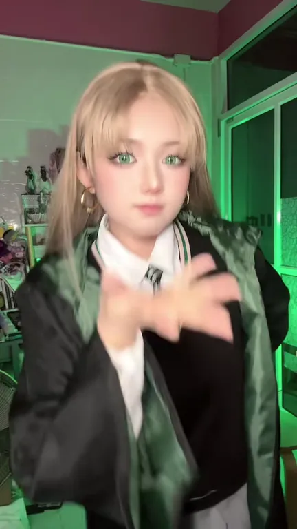 女生把一只张开的手推向镜头，长袍袖子往后滑