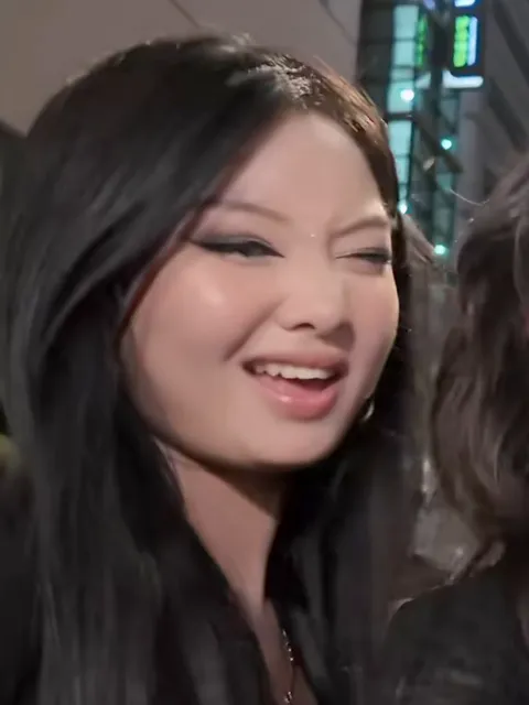 合影里左边的朋友：黑色直长发，黑色上衣