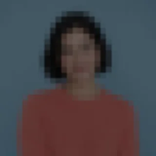 一张昏暗、像素化、难以辨认的人像