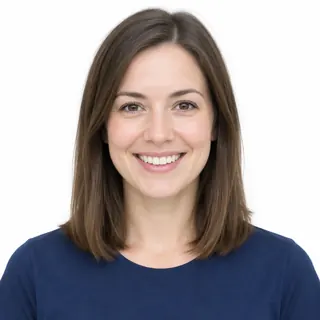 推荐照片示例：白底前正对镜头微笑的女生，脸部清晰、光线均匀