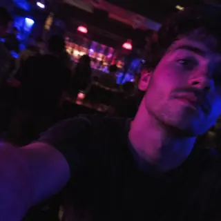 不建议的照片：酒吧里昏暗、颗粒感重的自拍，带明显紫红和蓝色偏色