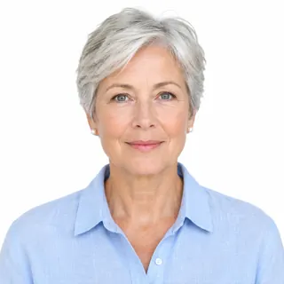 推荐照片示例：白底前银发女士睁眼看向镜头